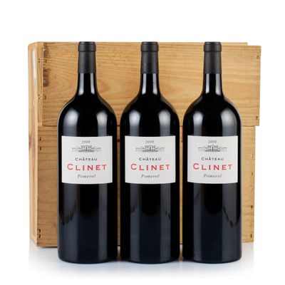 trois bouteilles de vin rouge dans un coffret en bois posé sur une surface blanche