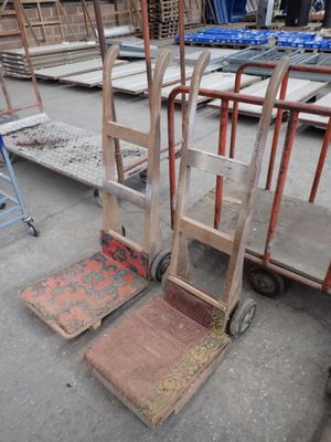 un chariot surmonté d'une échelle, au milieu d'un entrepôt