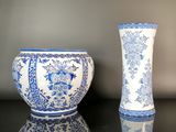 deux vases bleus et blancs placés l'un à côté de l'autre