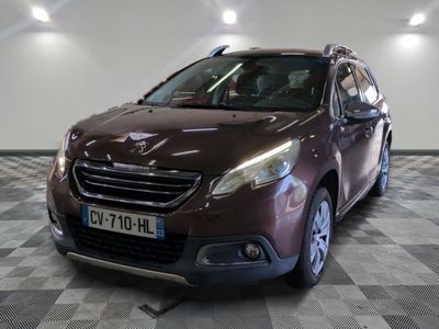 une voiture marron garée sur un sol à damier