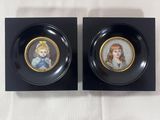 deux assiettes noires sur lesquelles sont représentés une fille et un garçon