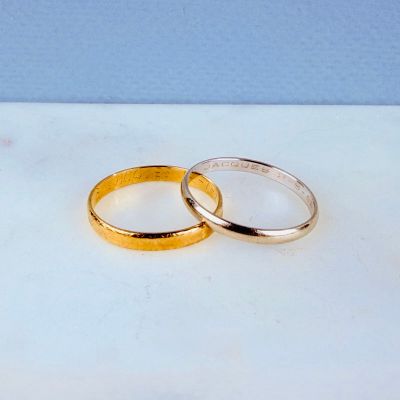 deux alliances posées sur une surface en marbre