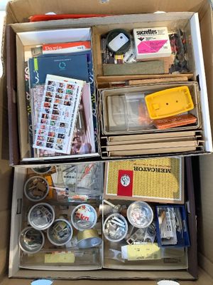 une boîte en carton remplie d'objets hétéroclites