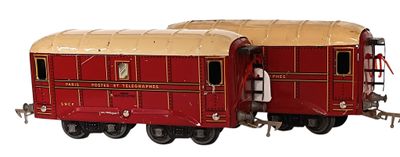 deux wagons rouges et dorés placés côte à côte