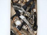 une boîte remplie de montres de toutes sortes et d'autres montres