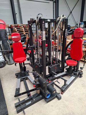 Les appareils de musculation sont dans le garage, prêts à être utilisés.