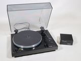une platine posée sur une surface blanche