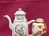 deux vases posés l'un à côté de l'autre sur un fond rose