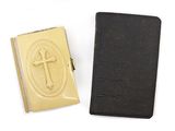 deux livres avec une croix sur la couverture et un livre noir avec une croix dorée au dos