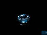 gros plan d'un diamant bleu sur une surface noire