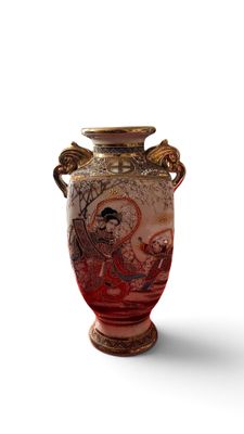 un vase posé sur une surface blanche