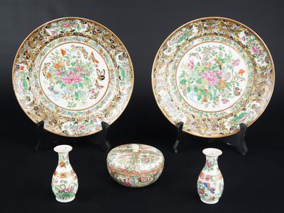 deux assiettes et un vase sont posés les uns à côté des autres
