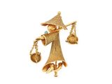 une image représentant une figurine plaquée or tenant une balance