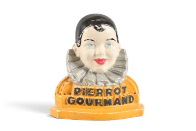 une figurine représentant une femme avec une tête de clown