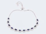 un bracelet en or blanc serti de saphirs bleus et de diamants