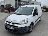 la camionnette blanche est garée sur le parking à l'extérieur du bâtiment