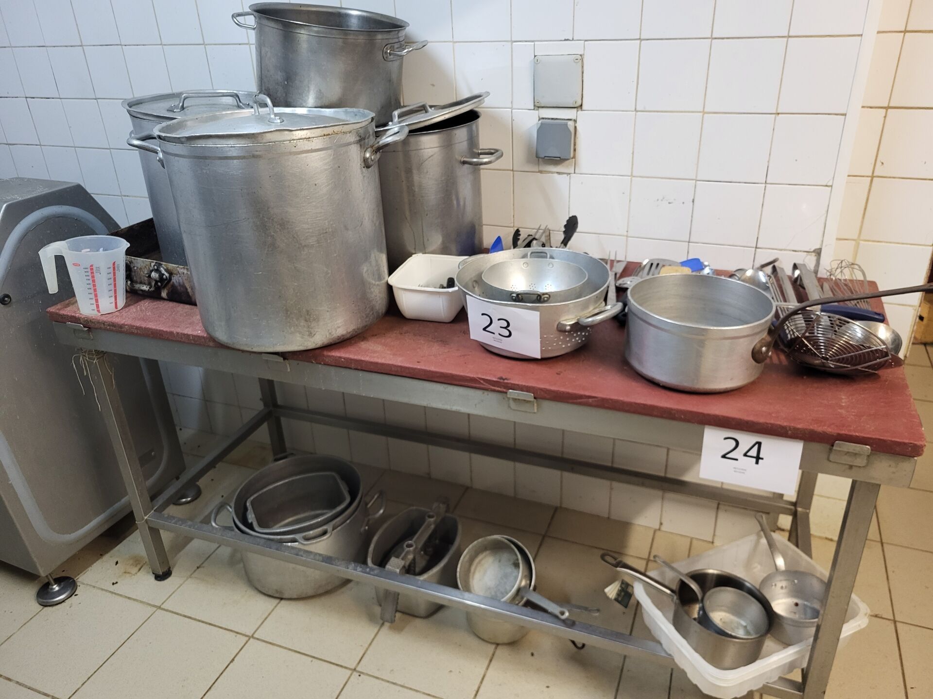 Lots de faitouts, passoires, fouets, ustensiles de cuisine d…
