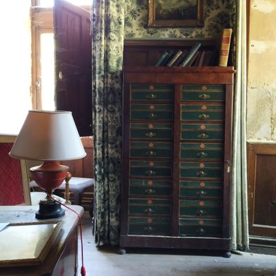 une image représentant une pièce avec un bureau et une lampe