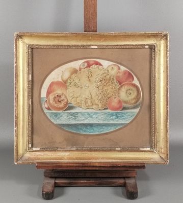 tableau représentant une corbeille de fruits posée sur une table, avec un chevalet en bois