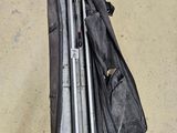 un sac posé par terre, contenant quelques outils