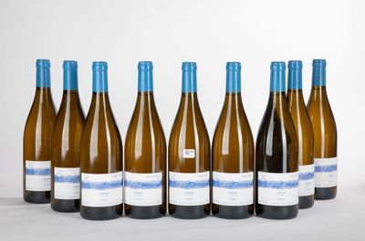 six bouteilles de vin alignées sur une table
