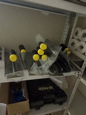 de nombreux rouleaux de papier toilette sur les étagères de la pièce