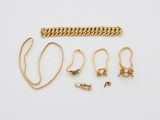 un assortiment de bijoux en or comprenant une chaîne, un bracelet et une boucle d'oreille