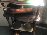 un chat assis par terre à côté d'une table