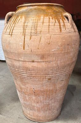un grand vase marron posé par terre