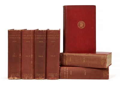 plusieurs vieux livres sont empilés sur une surface blanche