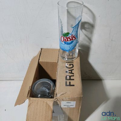 une boîte contenant un verre et une bouteille d'eau