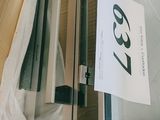 une photo d'un ordinateur portable posé sur un bureau, avec une étiquette de prix accrochée dessus