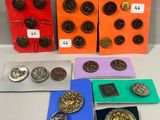Plusieurs types de pièces sont exposés dans une vitrine.