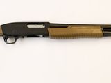 un gros plan d'un fusil de chasse posé sur une table, sur fond blanc