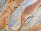 un gros plan sur un morceau de bois sur lequel est peint un oiseau