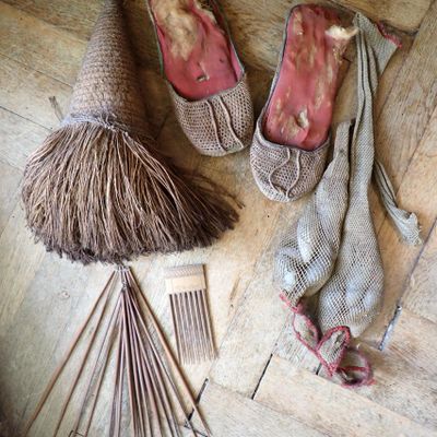 une paire de chaussures posée par terre à côté d'une brosse