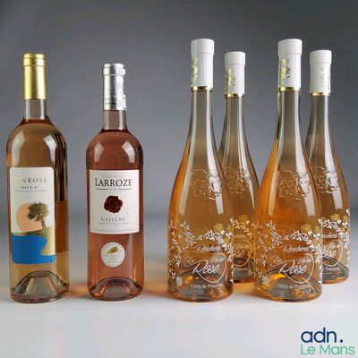 plusieurs bouteilles de vin posées les unes à côté des autres sur une table
