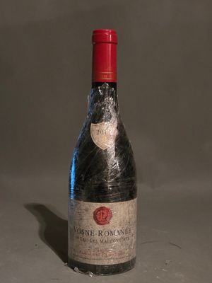 une bouteille de vin posée sur une table