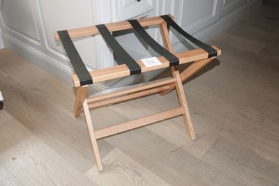 une petite table pliante avec un plateau en verre, posée à même le sol