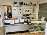 un magasin avec un comptoir et une vitrine en verre
