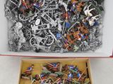 une boîte remplie de petits soldats miniatures et une boîte de petits soldats miniatures