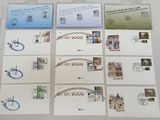 de nombreux types de timbres différents sur les cartes postales