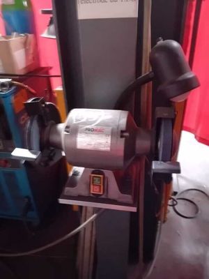 une machine posée sur une table
