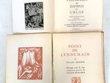 trois livres sont empilés sur une table