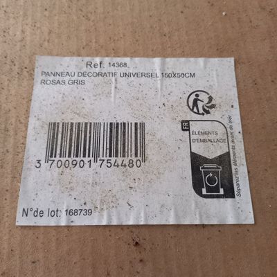 une étiquette apposée au dos d'une boîte et comportant un code-barres