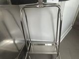 un tabouret métallique posé à côté d'une chaise métallique