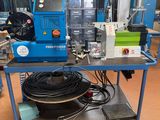 une machine posée sur un chariot dans une pièce