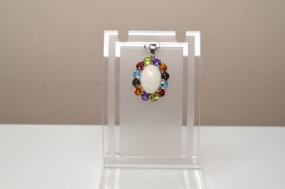 un pendentif blanc orné de pierres multicolores