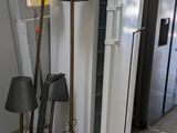 de nombreux réfrigérateurs alignés dans une pièce
