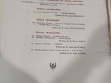 un menu de restaurant posé sur une table dans un restaurant